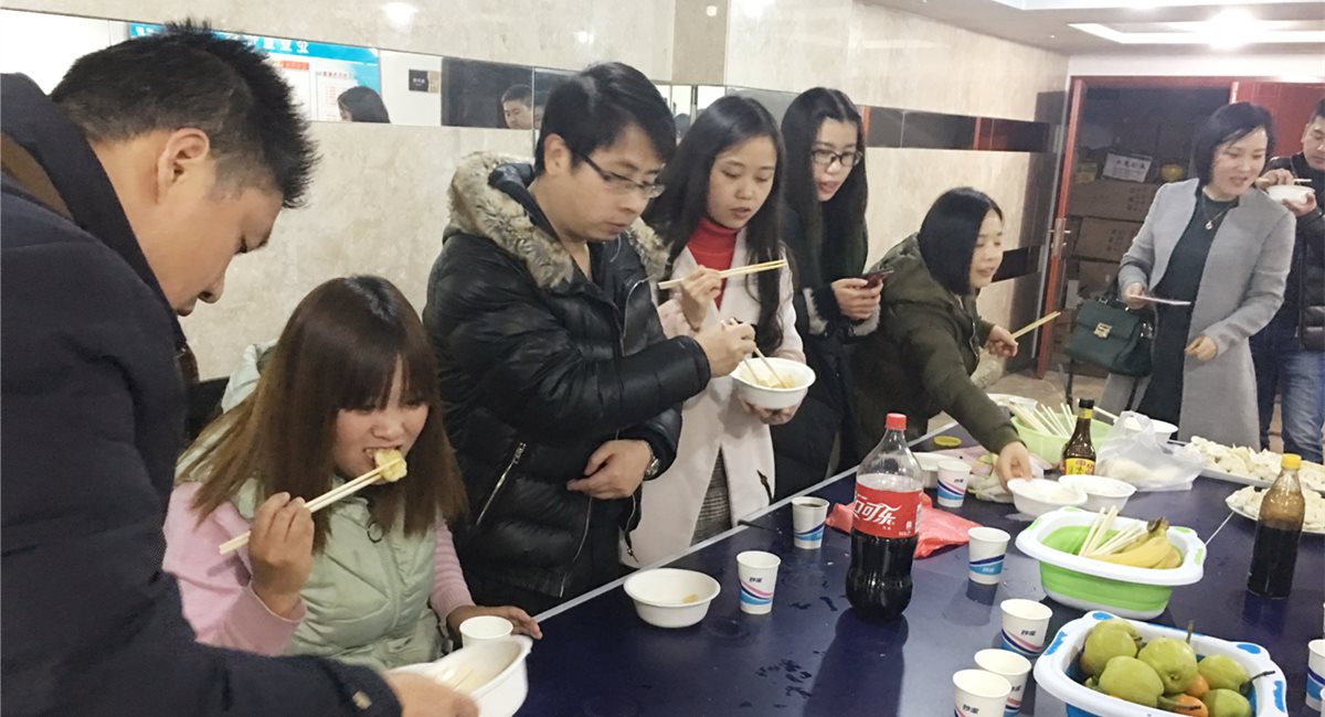 公司开展“冬至包饺子，，，，，，，，快乐工作”活动