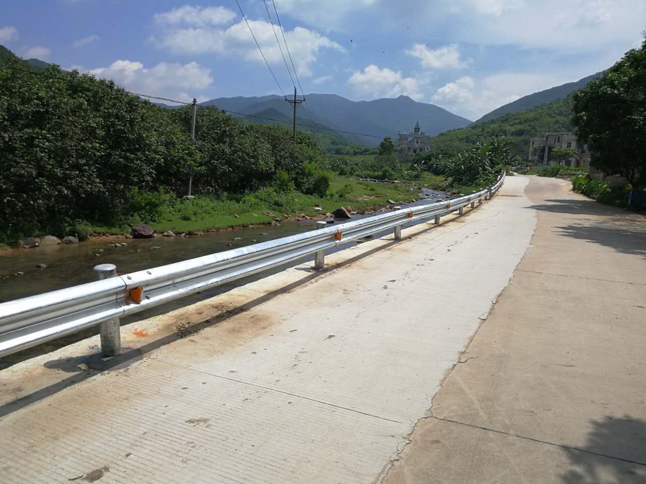 道路波形护栏防撞价格一般多少比较合适？？？？？